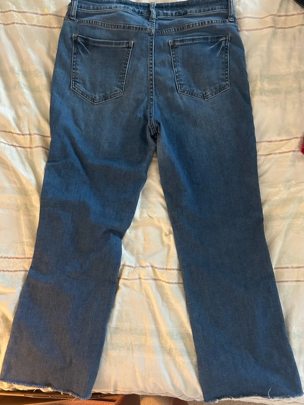 Kut from the Kloth women’s Kelsey Fab Ankle Flare Cropped medium blue Jeans 10